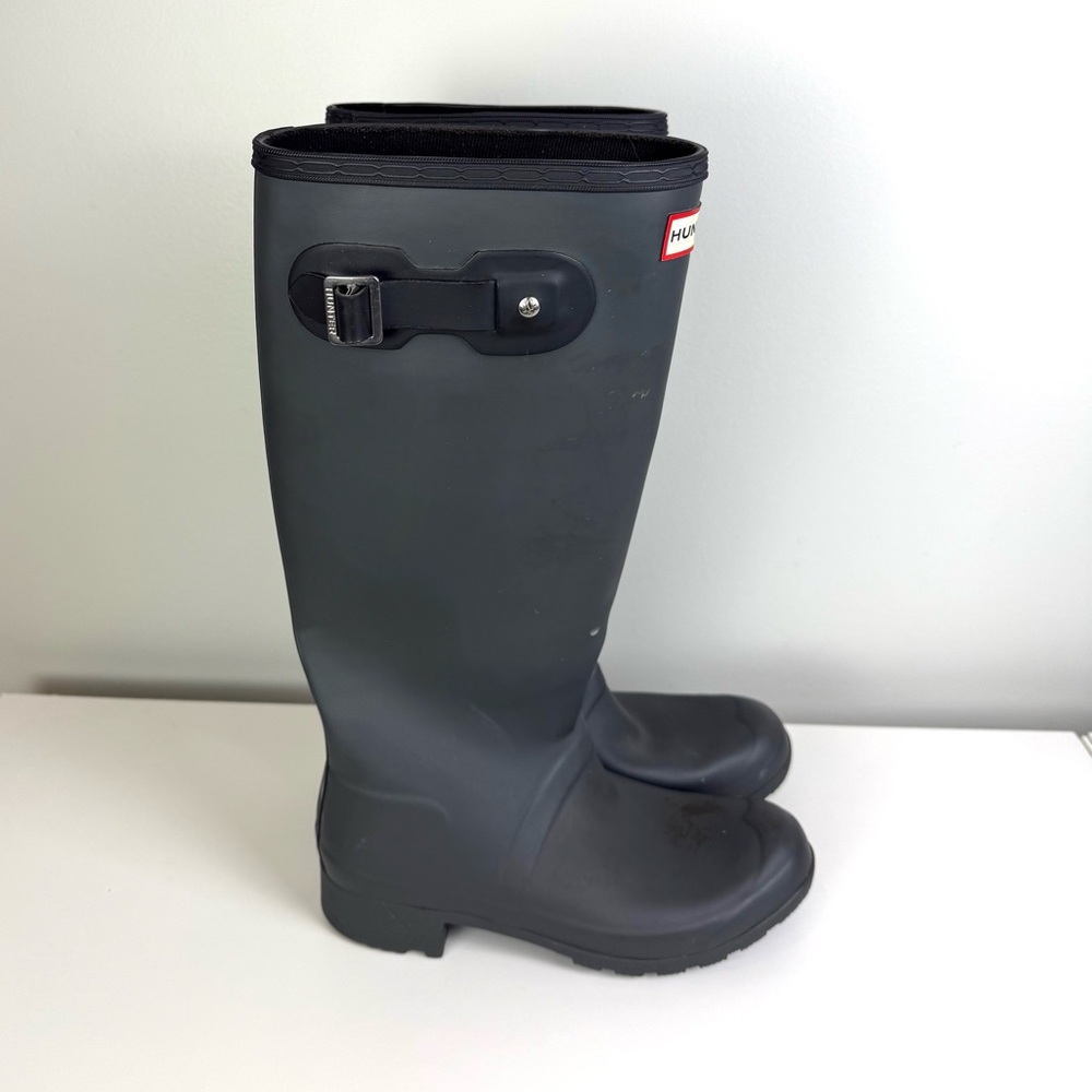 HUNTER Matte Black Boots size 6
